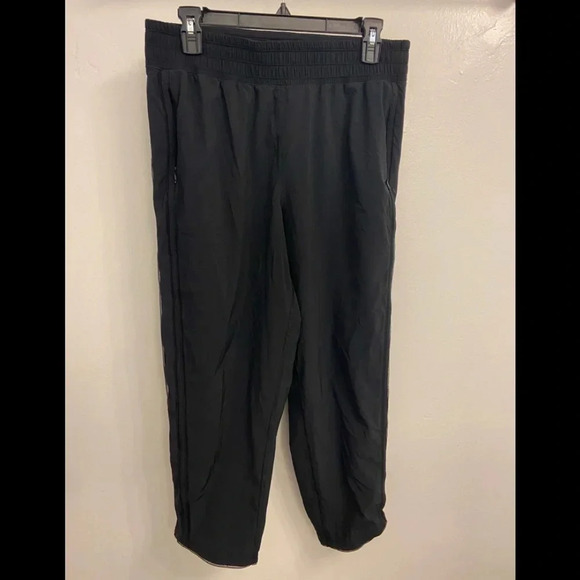 Lululemon Black Crop Jogger Pants Size 8 - Picture 1 of 4